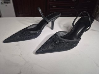 Zapatos de tacón negros con pedrería