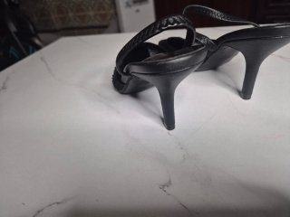Zapatos de tacón negros con pedrería