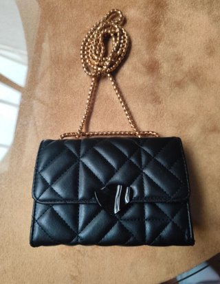 Bolso negro acolchado con cadena dorada