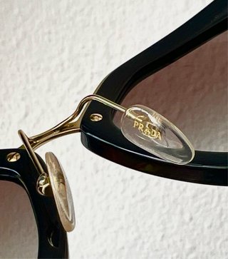 Gafas de sol Prada SPR53S negras y doradas