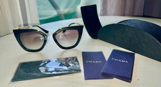 Gafas de sol Prada SPR53S negras y doradas