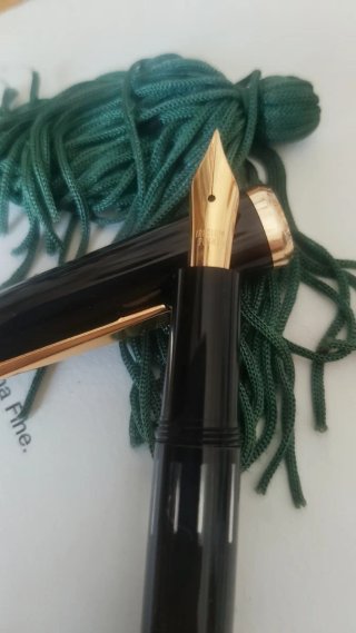 Pluma estilográfica negra clásica "Nueva"