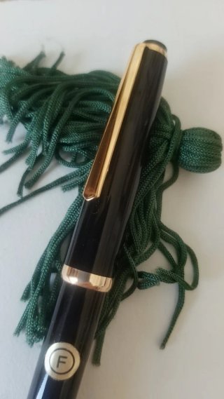 Pluma estilográfica negra clásica "Nueva"