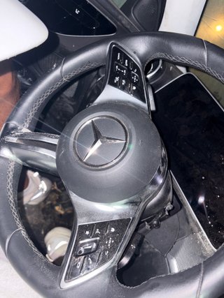 Un volante de mercedes
