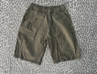 Pantalón corto verde oliva
