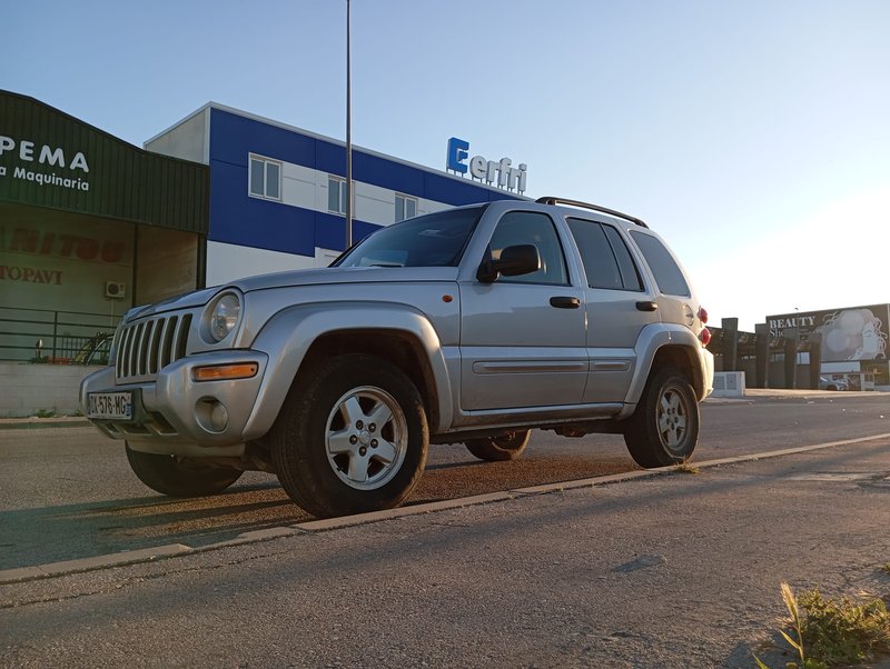 Jeep Cherokee KJ offroad manual en buen estado - foto 1