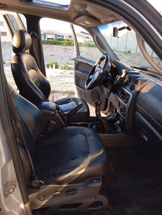Jeep Cherokee KJ offroad manual en buen estado