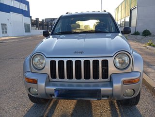 Jeep Cherokee KJ offroad manual en buen estado