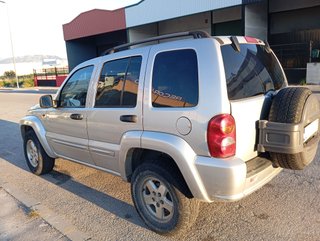 Jeep Cherokee KJ offroad manual en buen estado