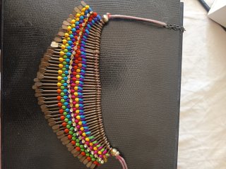 Collar multicolor con detalles plateados