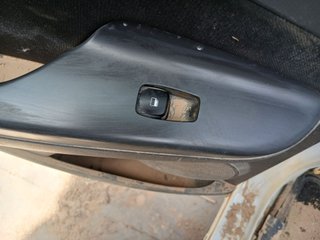 MANDO ELEVALUNAS TRASERO IZQUIERDO Hyundai Kona (OS)(2017->)