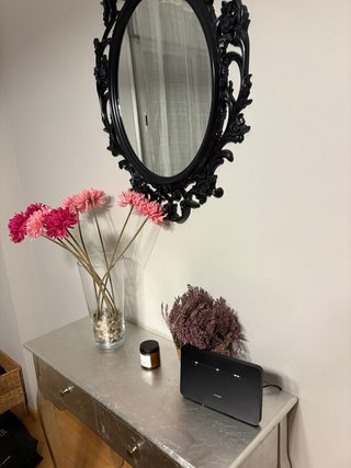 Mesa de entrada con espejo negro