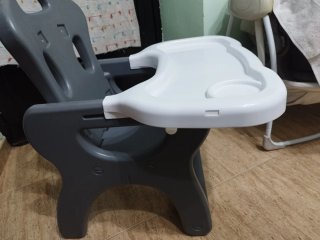 Trona de bebé gris y blanca 20€
