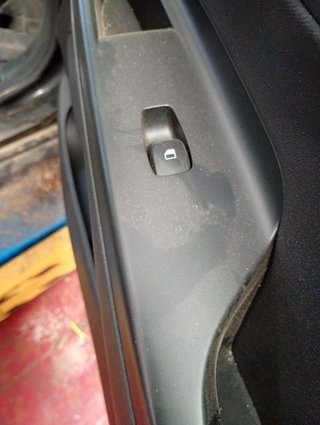 MANDO ELEVALUNAS DELANTERO DERECHO Hyundai Kona (OS)(2017->)