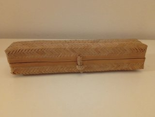 Caja de mimbre artesanal alargada