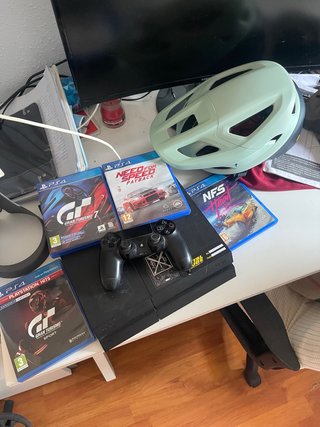 PS4 (PlayStation 4) + 4 Juegos