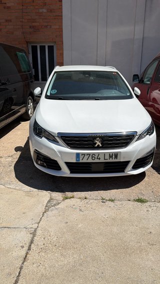 Coche familiar blanco