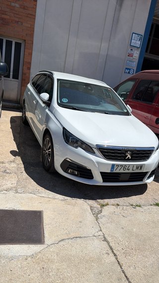Coche familiar blanco