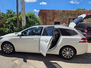 Coche familiar blanco