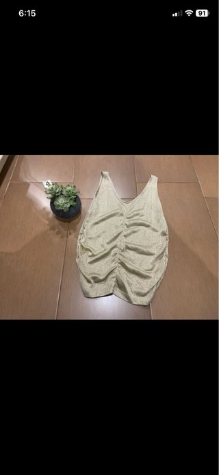 Top dorado estilo glam