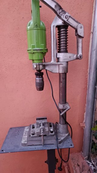 Mini taladro de columna 710W + Mordaza