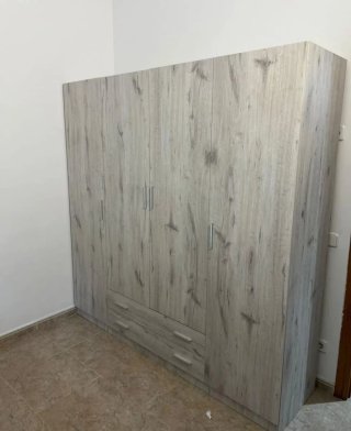 Armario blanco con cajones y barra