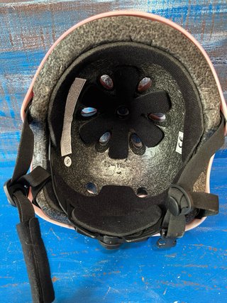 Casco rosa para niña