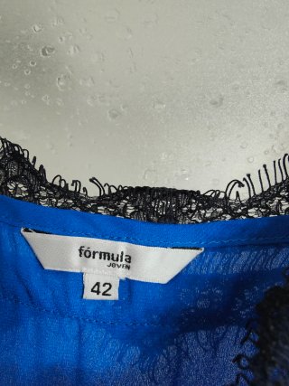Top lencero azul con encaje negro