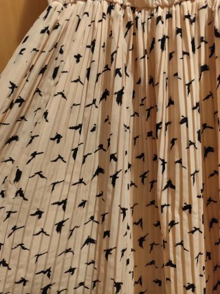 Vestido color crema con estampado de pájaros