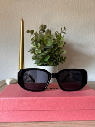 Gafas de sol Mïu Mïu negras y doradas