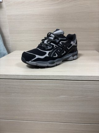 Asics Talla 42 Nuevas con etiqueta