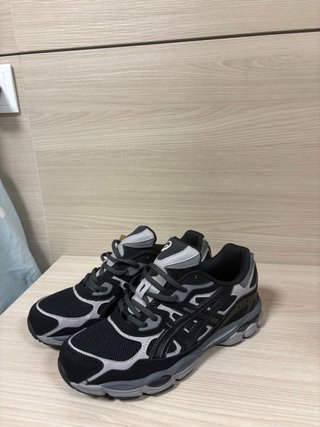 Asics Talla 42 Nuevas con etiqueta