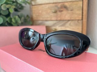 Gafas de sol Mïu Mïu negras y doradas