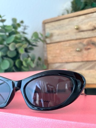 Gafas de sol Mïu Mïu negras y doradas