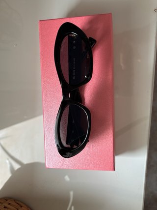 Gafas de sol Mïu Mïu negras y doradas