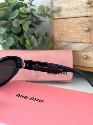 Gafas de sol Mïu Mïu negras y doradas