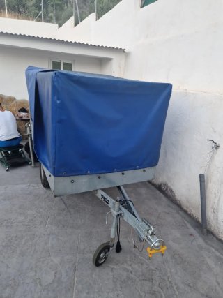 Remolque 750 kg con lona azul