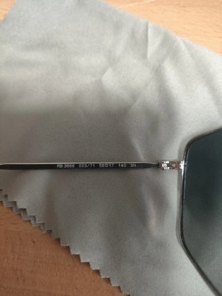 Gafas de sol Ray-Ban plateadas y azules