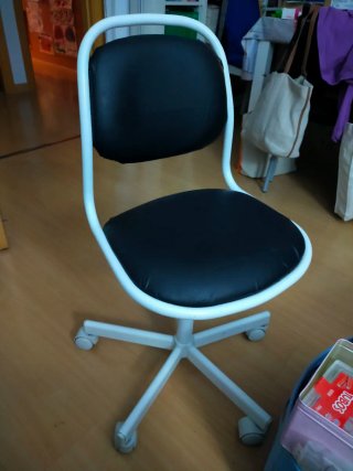 Silla de escritorio infantil negra y blanca
