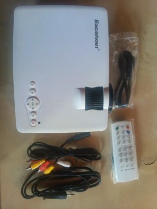 Proyector LED Excelvan Blanco.