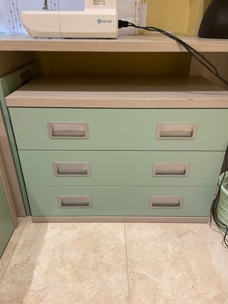 Habitación completa con cama y escritorio