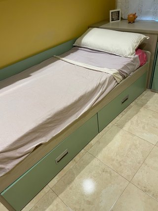 Habitación completa con cama y escritorio
