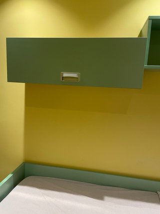 Habitación completa con cama y escritorio