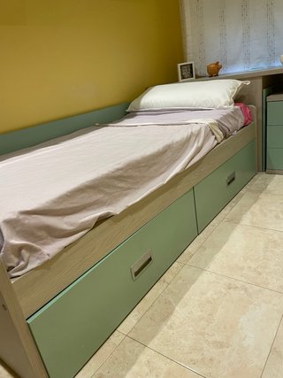 Habitación completa con cama y escritorio