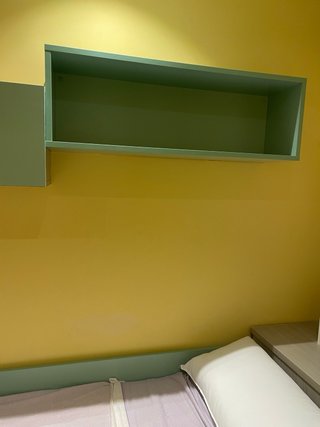 Habitación completa con cama y escritorio