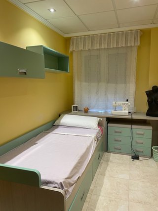 Habitación completa con cama y escritorio