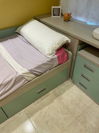 Habitación completa con cama y escritorio