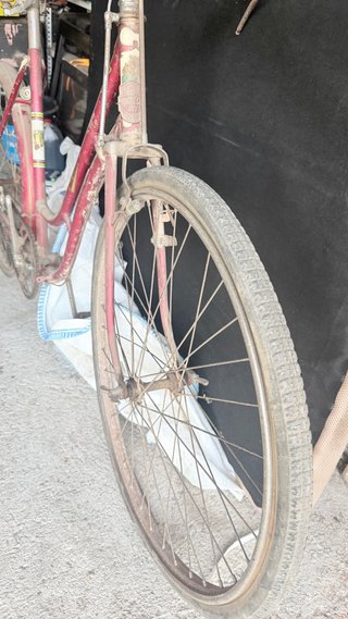 Bicicleta antigua color rosa