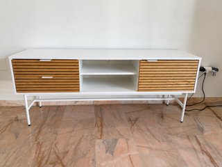 Mueble TV blanco y madera