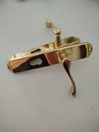 Manilla puerta dorada con cerradura